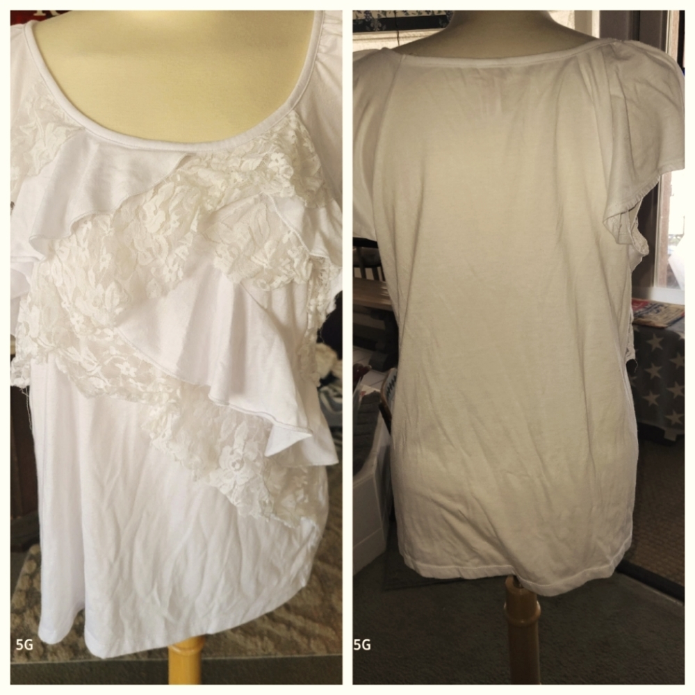 No Boundaries white lace ruffled blouse Size xxl